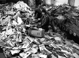 1991 – Bücher der Weltliteratur werden vernichtet