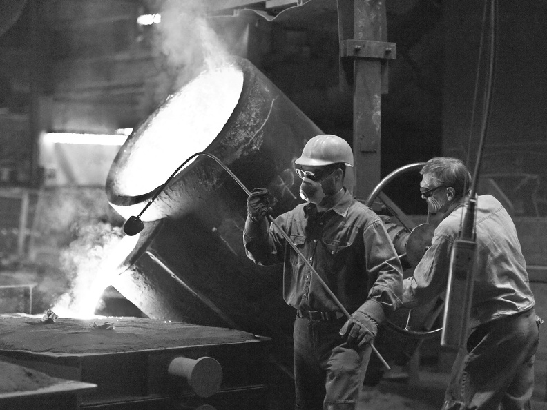 Yavuz und Herrmann arbeiten im Schmelzbetrieb und giessen in der Handformerei ab. StockGuss 001-8.jpg