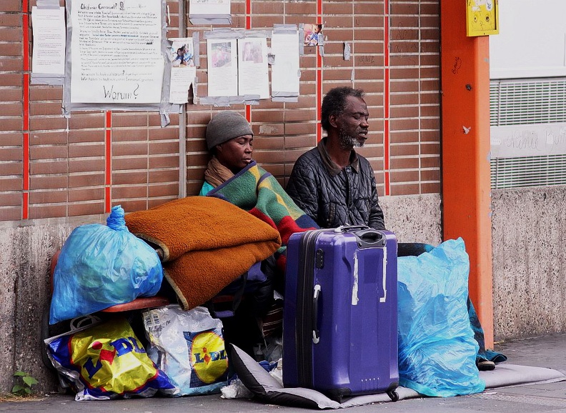 Kitenge Muembo und seine Frau Marie - Jose sind obdachlos. Kitenge war wegen eines Stipendiums nach Köln gekommen. Irgendwann gab es Ärger in der Schule und ihr Kind Emanuel (12) wurde gemobbt. Das Jugendamt wurde aufmerksam, denn die Eltern gehörten auch den Zeugen Jehovas an, denen die Mietwohnung gehörte. Als sie bei den Zeugen Jehovas ausstiegen, verloren sie ihre Wohnung und auch noch ihren Job. Der Sohn lebt seither nicht mehr bei der Familie, seit er vom Jugendamt abgeholt wurde, haben die Eltern ihn nicht mehr gesehen. Wir wollen wissen, wo unser Kind ist und wir bleiben hier, bis wir eine Antwort bekommen , sagen sie. 2015 verstarb Marie - Jose und Kitenge ist spurlos verschwunden. Warten auf den Sohn.jpg