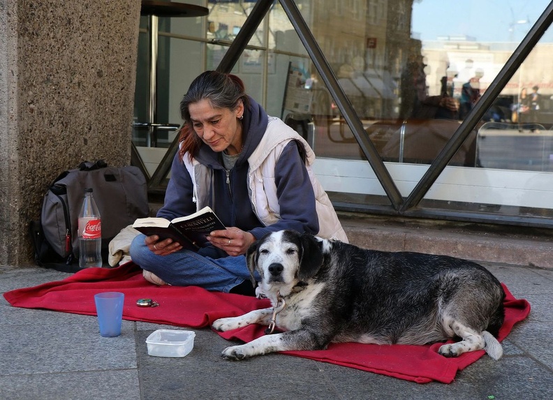 Claudia, in Köln geboren, hat viel Leid erfahren müssen und ist irgendwann auf der Straße gelandet. Ihre treuesten Begleiter sind Gypsi und jede Menge Bücher. Hier hat sie sich Der Bogenschütze von Bernard Cornwell vorgeknöpft. Überhaupt mag sie historische Romane, die Ereignisse der damaligen Zeit ungeschönt zeigen. Passanten mag sie nicht um eine kleine Spende ansprechen ein Hauch von Stolz ist noch da , freut sich natürlich über jede kleine Aufmerksamkeit und wenn ein Euro dabei ist, dann scheint auch Gypsi dankbar zu schauen. Die Leserin.jpg