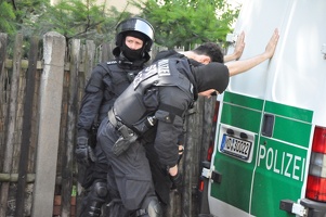 20140607 Polizisten nehmen Antifaschisten in Dresden fest