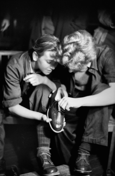 Diese Frauen freuen sich an dem erstmaligen Angebot neuer tschechischer Schuhe.
BArch Bild 183-08127-0004 005 neue Schuhe aus Tschechien.jpg