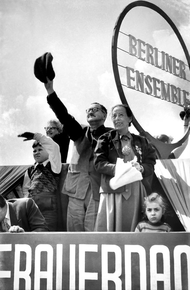 Bertolt Brecht und Helene Weigel auf dem Festwagen des Berliner Ensemble s am 1. Mai 1954.
BArch Bild 183-24300-0049 006 Brecht Weigel 1954.jpg