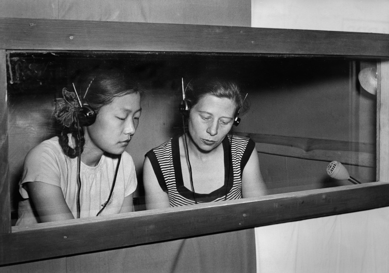 Übersetzerinnen für Chinesich bei der Arbeit einer Außerordentlichen Tagung des Weltfriedensrates in Berlin 1952.
BArch Bild 183-15304-0140 006 Weltfriedensratstagung.jpg