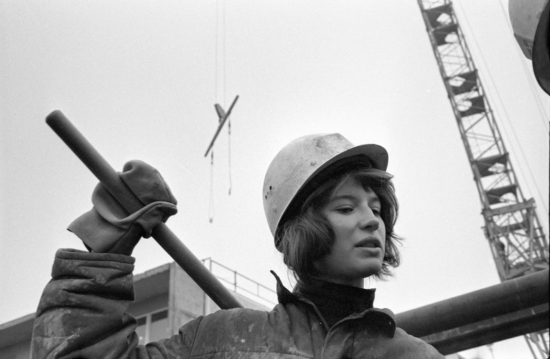Berufsausbildung mit Abitur war eine gute Möglichkeit während der DDR, neben dem Abitur eine abgeschlossene Facharbeiterausbildung zu erarbeiten.
1975 fotografierte Horst Sturm diese 17 Jährige junge Frau, die auf der Baustelle am Weissenseer Weg tätig war.
BArch Bild 183-P0219-0025 011 Bauarbeiterin mit Abi.jpg