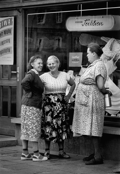Schwatz vor einem Bekleidungsgeschäft in Berlin Prenzlauer Berg 1960.
DPA Bild 12322937 012 1960 Frauentratsch.jpg