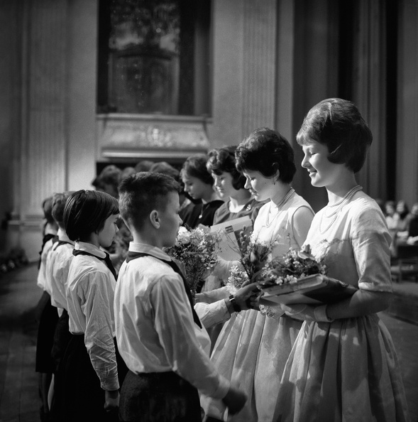 Festliche Jugendweihe 1964 in der Staatsoper Berlin.
BArch Bild 183-C0322-0002-001 S 57 Jugendweihe.jpg