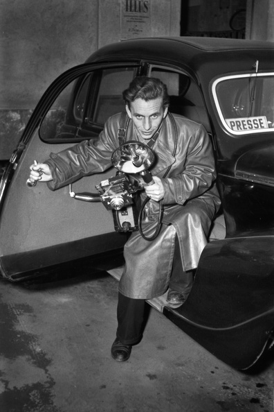 Das Foto entstand 1951 anlässlich einer Auszeichnung für den Bildjournalisten Horst Sturm.
BArch Bild 183-12211-0005 S 11 Horst Sturm 1951 Kopie.jpg
