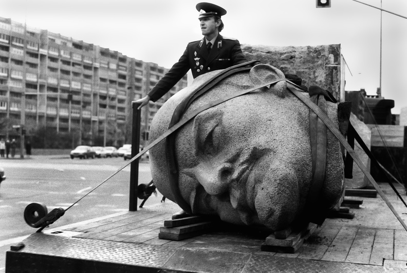 Als das Lenindenkmal in Berlin 1991 demontiert wurde, begleitete ein Soldat den Abtransport des Leninkopfes in einer Uniform mit allen Ehrenzeichen.
DPA Bild 10895446 S 93 1991-11-13 um 00-00-00.jpg