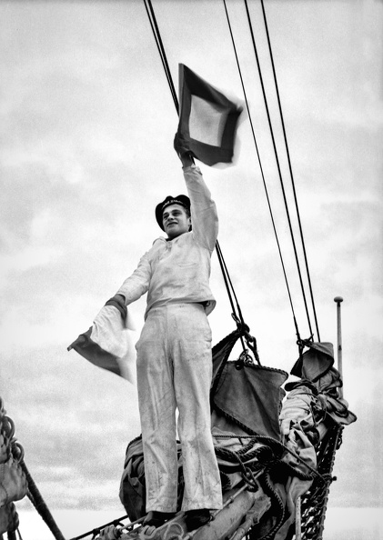 Im Dezember 1951 erarbeitete Horst Sturm eine Reportage auf dem Segelschulschiff Wilhelm Pieck und fotografierte einen Matrosen als Signalgast. Das war auch seine eigene mehrjährige Tätigkeit bei der Kriegsmarine im zweiten Weltkrieg.
BArch Bild 183-12958-0003 S 21 Segelschulschiff Signalgast .jpg