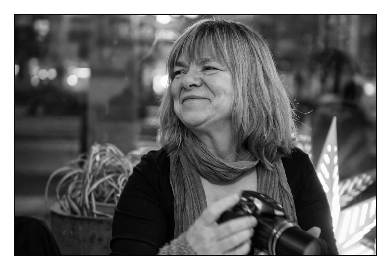 Editha Künzel
Die Sechziger des 20.J h. waren die glückliche Kindheit im friedlichen Berlin mit vier Geschwistern. Spielplatz und erstes Fotoobjekt war der Treptower Park.
Die Kamera Pouva Start aus Dresden und die kostenlose Schul-AG Fotografie haben eine Leidenschaft geweckt.
Die Kinderkrankenschwester führte das Fotografieren der Neugeborenen auf ihrer Station ein, Kinderfasching in der Krippe, Wohnhausfest, Kollektivausflug, Familienreisen wurden auf Papier gebannt und festgehalten.
Eine Fuji Digitalkamera ermöglichte die Blattlausperspektive, Verborgenes wird sichtbar, an dem wir achtlos vorbei gehen. Das beflügelte fantastische Träumereien.
Unrecht und Willkür machen sich breit, Widerstand, Soziales Engagement und Zivilcourage nehmen zu, werden aber oft bis in Regierungsetagen ignoriert.
Gegen diese Ignoranz muss man einfach fotografieren.
Einige Fotos zeigen Häuser für Frieden, Palastretter gegen Abriss von Denkmälern, Sitzblockaden gegen Nazis, Proteste, Demos, Straßenfeste und Rock-Konzerte.
Die Fotos zeigen wie es wirklich war. Die Fotosammlungen sind Tagebücher.
20161209 Peter Zenker1.jpg
