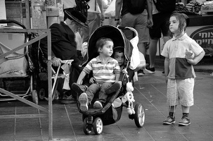 jüdische Kinder vor dem Mahane Yehuda Market