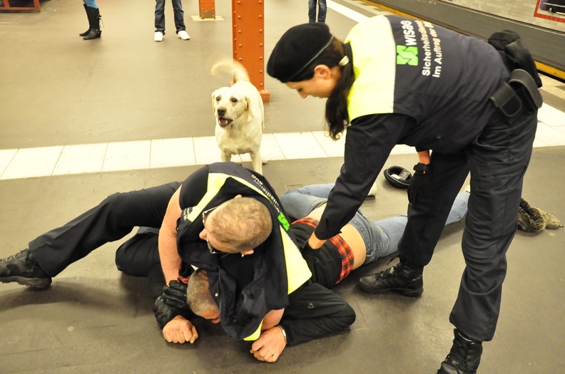 20121107 Alex U-Bahn Wachschutz will Obdachlosen aus der U-Bahn entfernen 2.jpg
